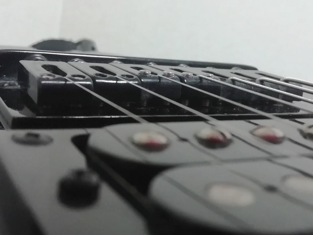 安ギター改造】ブリッジの弦高調整ネジを交換 | ベースエフェクター研究室